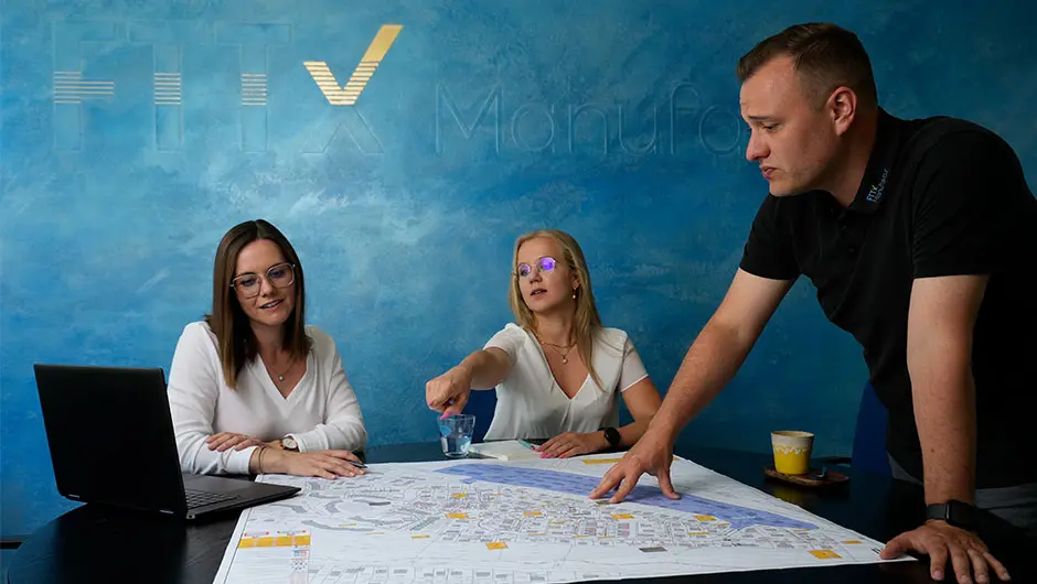 Gemeinsame Projektplanung am Tisch